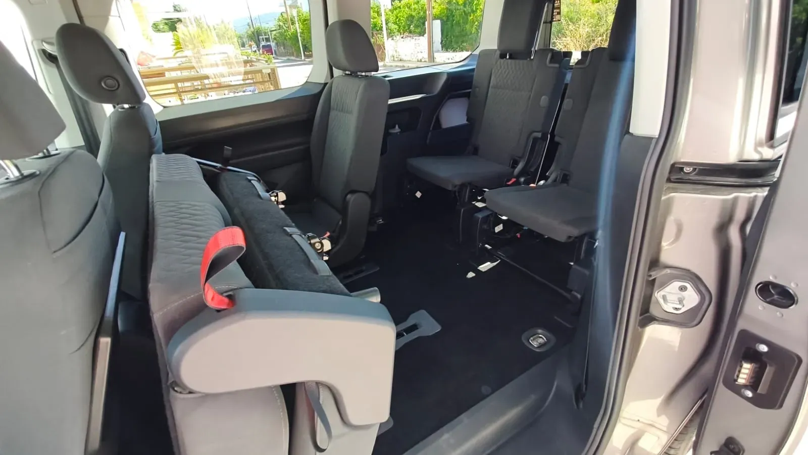 Volkswagen Caddy transfer vehicle photo