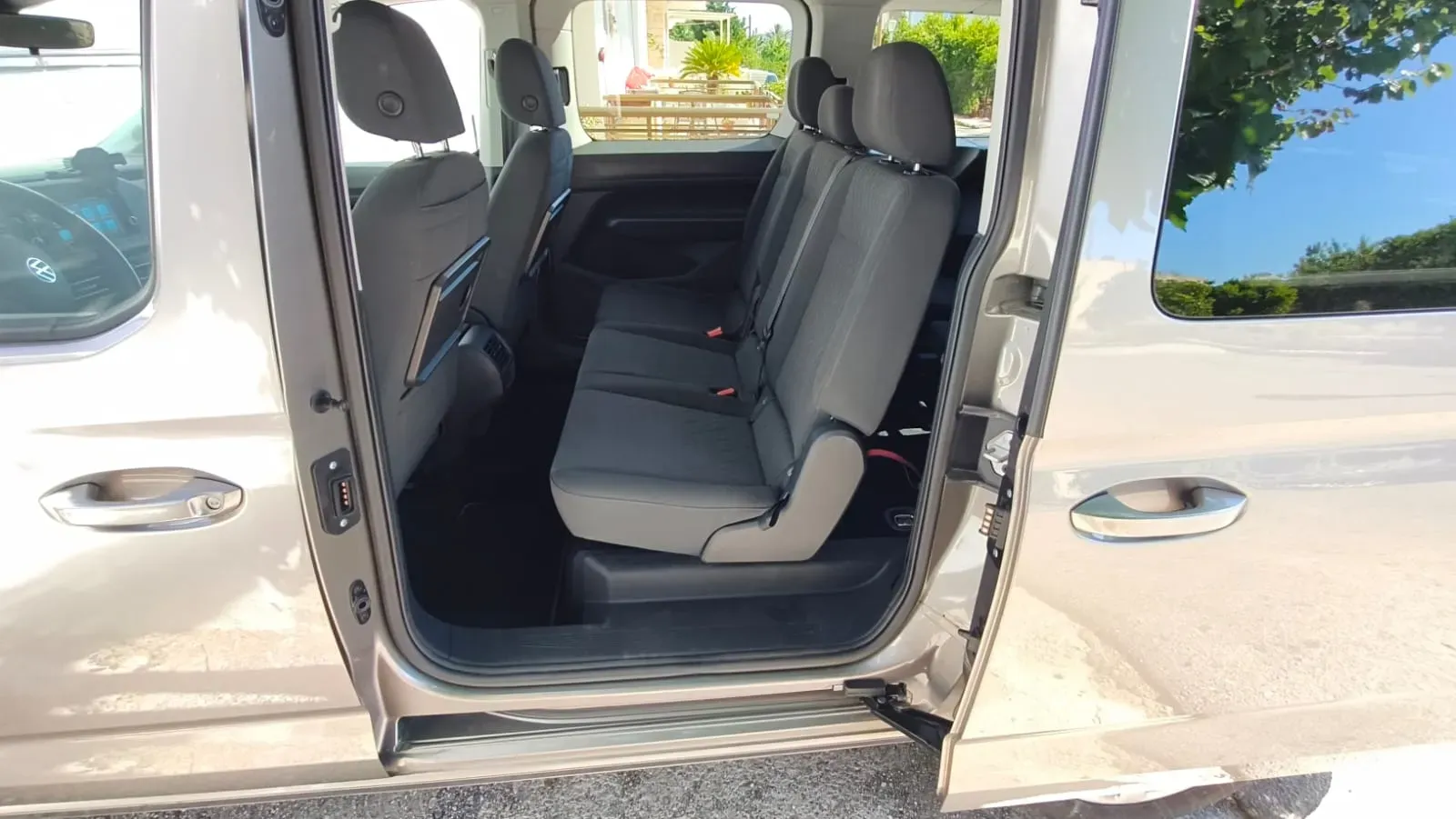 Volkswagen Caddy transfer vehicle photo