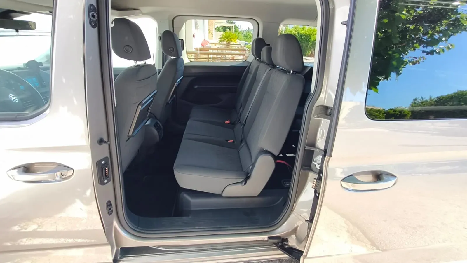 Volkswagen Caddy transfer vehicle photo